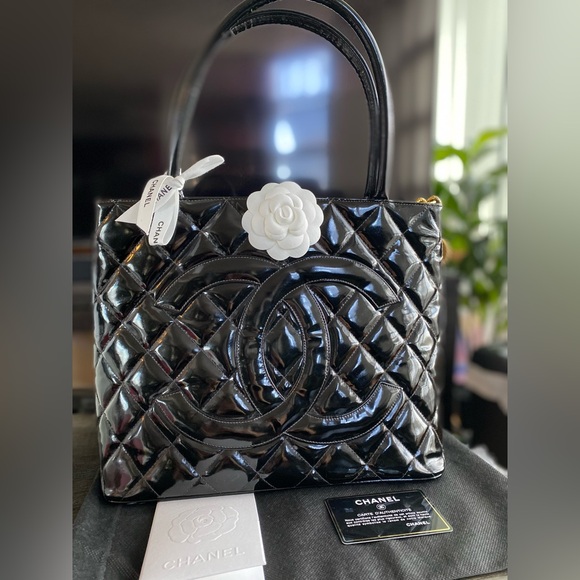 Vintage Chanel Medallion Patent 
Gold Hardware - Picture 2 of 7